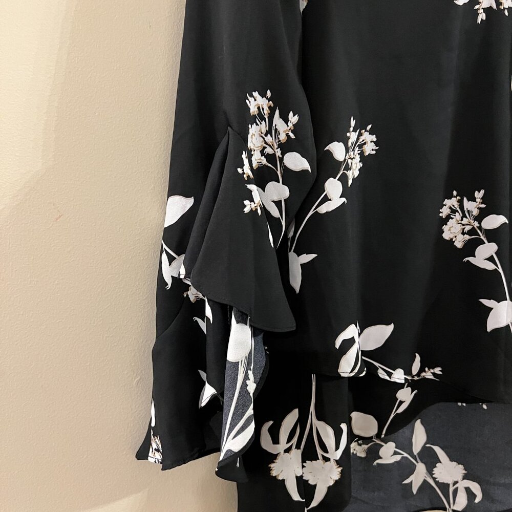 Vince Camuto Floral Ruffle Sleeve Blouse - Size M - Picture 4 of 6